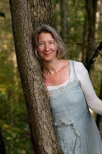 Psychotherapeutin, Psycho-Kinesiologin, mediale Heilerin, (Hormon-)Yogalehrerin, Rebirtherin, Lichtkörperprozess-Begleiterin, Engelbotschafterin, Künzell Padma Ellen Hochrein
