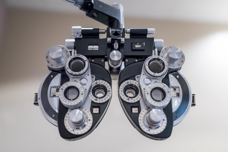 Augenärzte arbeiten mit verschiedenen Messinstrumenten, um eine Kurzsichtigkeit festzustellen. Die Behandlung wird dann an die Stärke der Sehschwäche angepasst.
