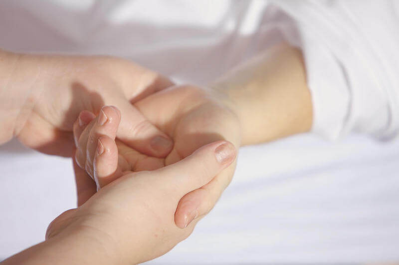 Handreflexzonen-Massage über die Zonen der Hand Handreflexzonen-Massage über die Zonen der Hand