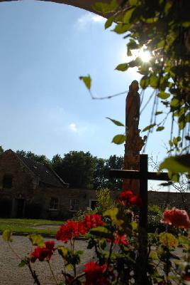 Statue der Heiligen Maria im Schlosshof