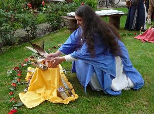 Bei einer Taruungszeremonie / Handfasting (alle werden mit einer Räucherung gereinigt bevor sie den Kreis betreten)