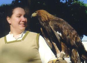 Mit einem Adler auf der Hand