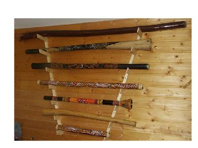 - viele (mehr als im Bild) Didgeridoos zur Auswahl