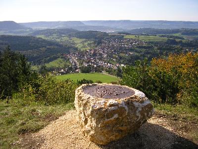 Blick auf Ortschaft Wißgoldingen und Schwäbische Alb