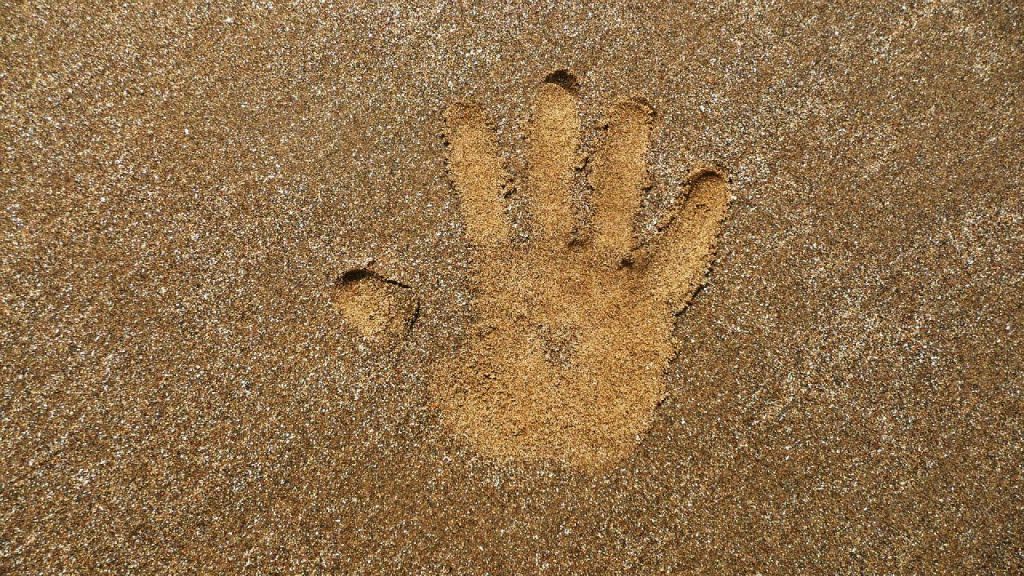 Hand im Sand